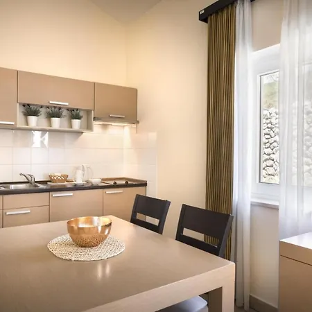 Apartment Aci Marina Cres Exterior photo